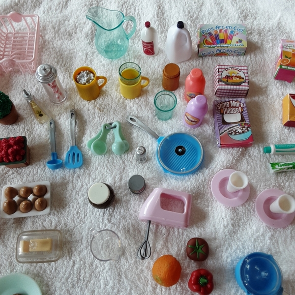 VARIETY OF SMALL DOLL KITCHEN AND BATH ACCESSORIES. - Picture 6 of 10